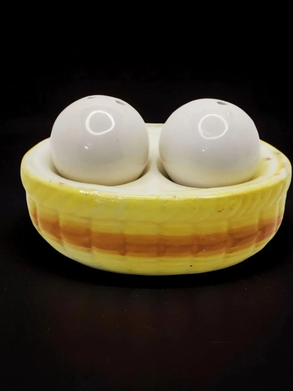 vintage 1970s nesting eggs porcelain salt & pepper shakers.